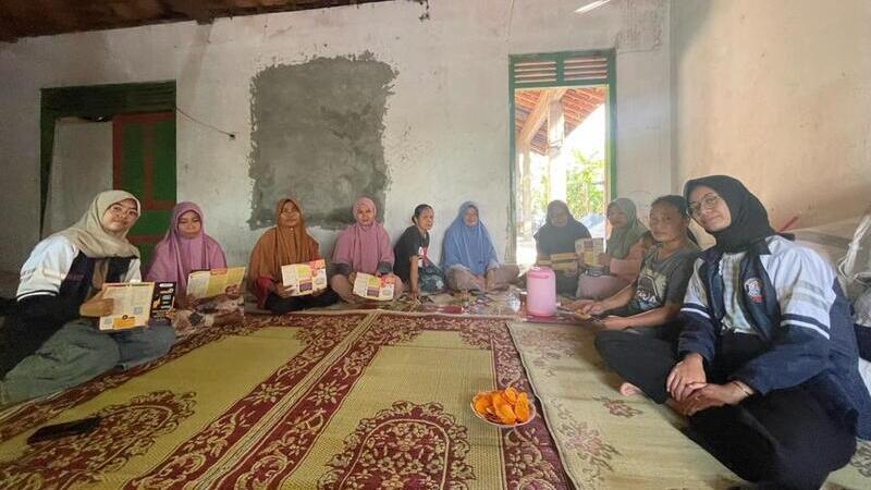 Edukasi QRIS dan metode transfer online, dari Tim 2 KKN Undip untuk UMKM Telor Asin di Desa Karangasem.
