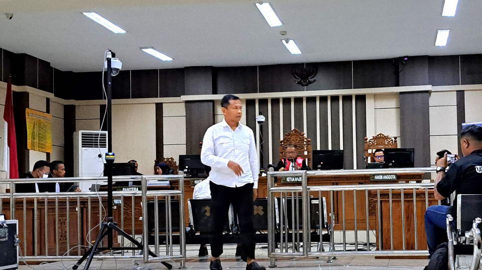 Penyuap Bupati Pemalang sedang mengikuti sidang korupsi Pemalang.