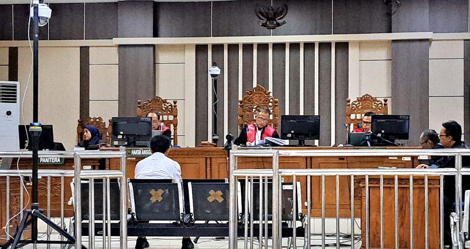 Penyuap Bupati Pemalang sedang mengikuti sidang korupsi Pemalang.