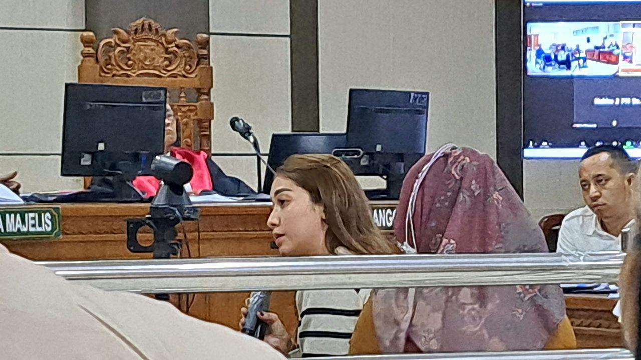 Devi Rachmaniar sedang memberi kesaksian dalam sidang korupsi proyek DJKA.