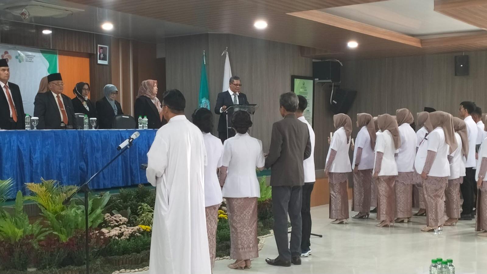 Dokter FK Unwahas sedang dilantik dan diambil sumpah.