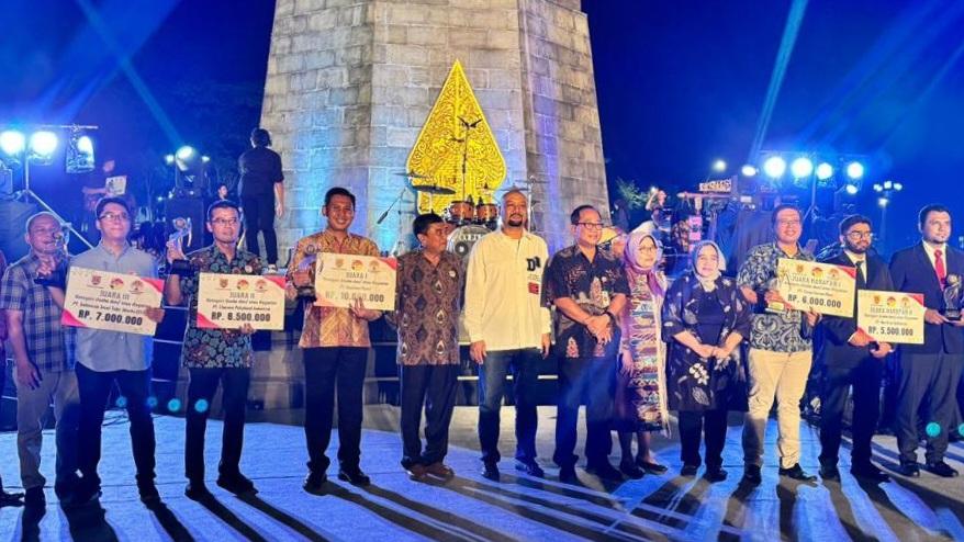 Pihak Bandara Ahmad Yani menerima penghargaan pengelolaan sampah.