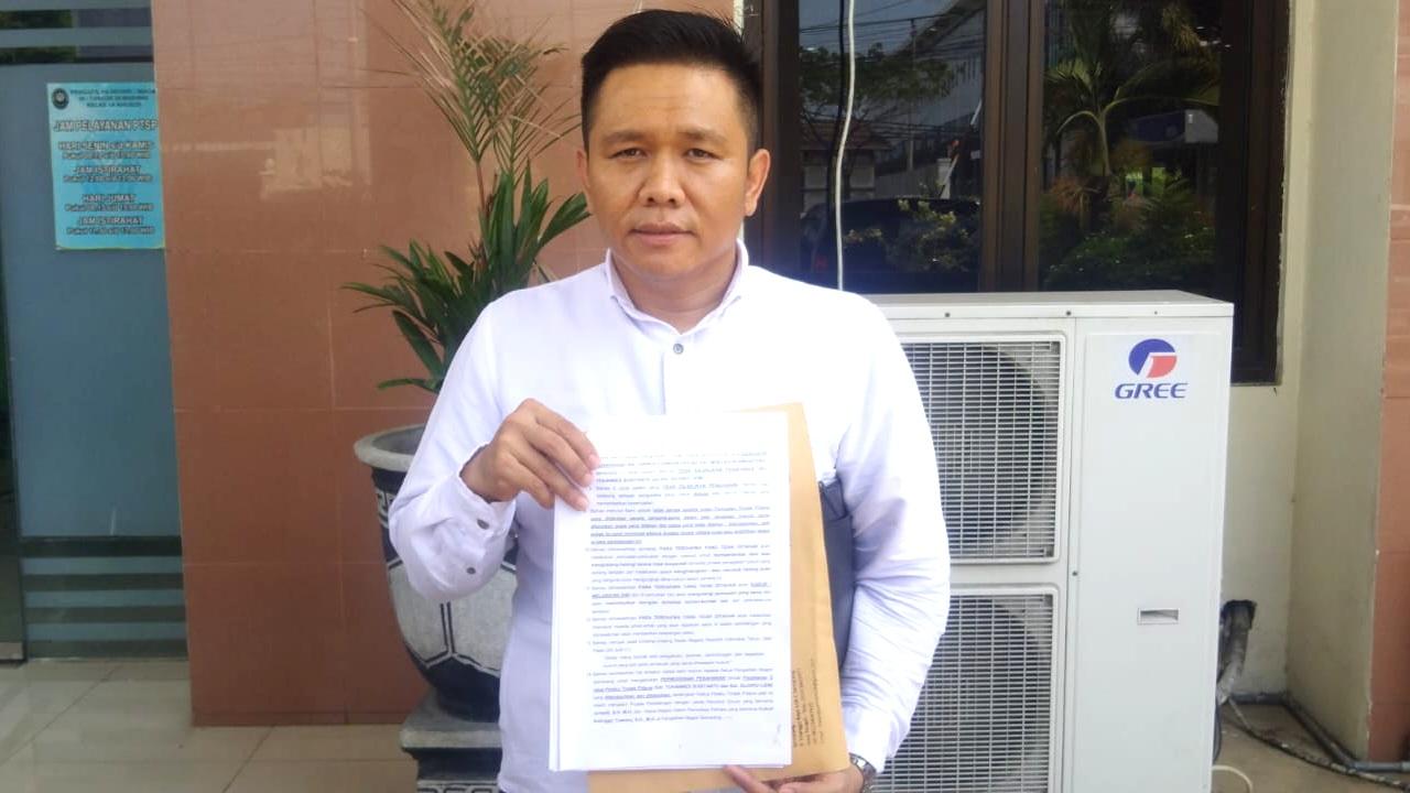 Penasihat hukum Whina Whiniyati, Walden Van Houten Sipahutar menunjukkan surat permohonan penahanan dua terdakwa kasus penyalahgunaan rekening di PN Semarang.