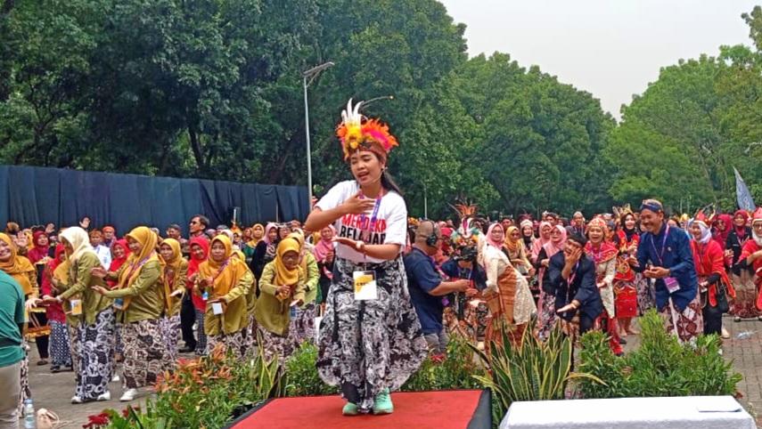 Guru dan tenaga pendidik di Jateng melakukan flashmob mengenakan pakaian adat nusantara di GOR Jatidiri Semarang.