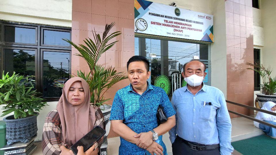 Whina Whiniyati bersama kuasa hukumnya memantau sidang pemalsuan rekening dengan terdakwa dua pengusaha gestun dan oknum karyawan bank. (baihaqi/jatengtoday.com)