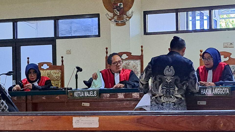 Kuasa hukum tergugat I sedang menunjukkan bukti kepemilikan tanah yang tumpang tindih di Genuksari Semarang. (baihaqi/jatengtoday.com)