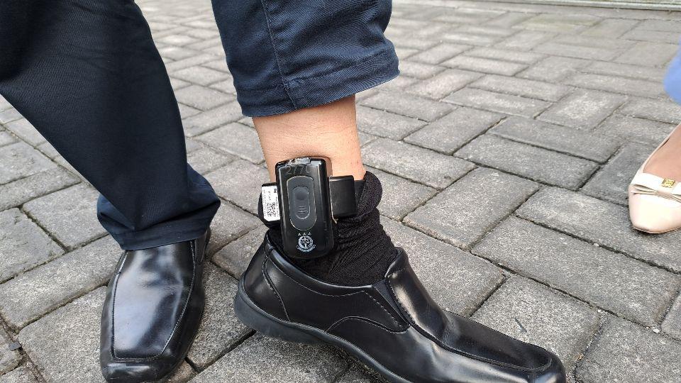 Alat pendeteksi terpasang di kaki terdakwa yang menjadi tahanan kota di Semarang. (baihaqi/jatengtoday.com)