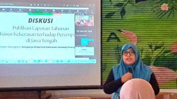 Direktur LRC-KJHAM, Nur Laila Hafidhoh sedang membuka acara diskusi di Semarang. (baihaqi/jatengtoday.com)