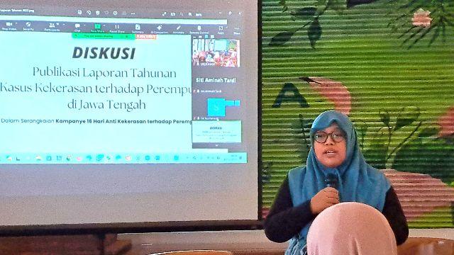 Direktur LRC-KJHAM, Nur Laila Hafidhoh sedang membuka acara diskusi di Semarang. (baihaqi/jatengtoday.com)