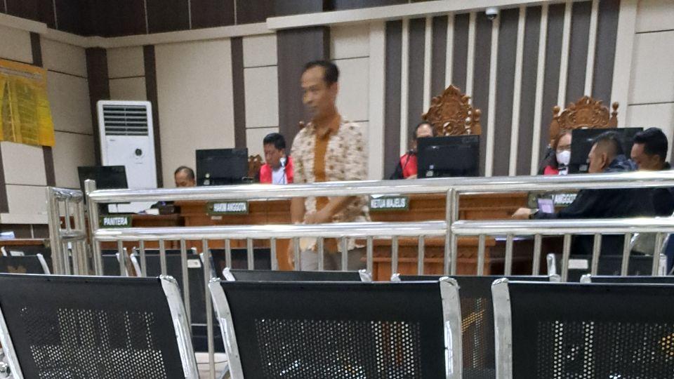 Pejabat Akpol meninggalkan ruang sidang usai bersaksi dalam dugaan korupsi dana DIPA Akpol Semarang. (baihaqi/jatengtoday.com)