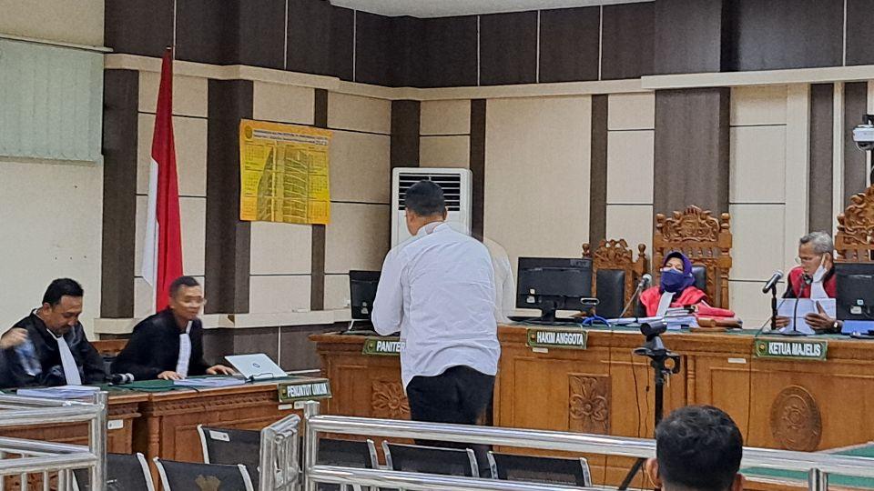 Penuntut umum KPK (sisi kiri) saat membaca tuntutan terdakwa Putu, beberapa kali menyebut nama Muhammad Suryo. (baihaqi/jatengtoday.com)