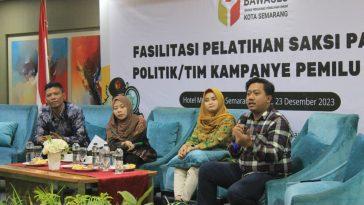 Ketua Bawaslu Kota Semarang (kanan) sedang berbicara dalam forum pelatihan saksi partai politik atau tim kampanye pemilu 2024. (istimewa)