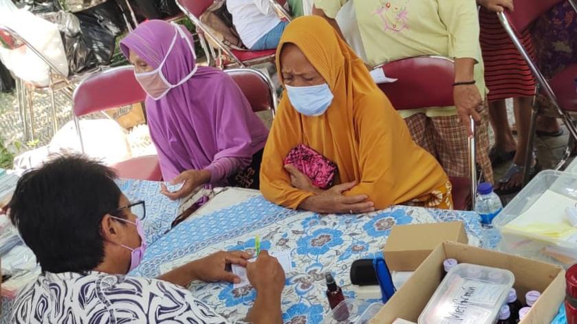 Warga sedang mengikuti pengobatan gratis GN 08 relawan Prabowo-Gibran. (istimewa)
