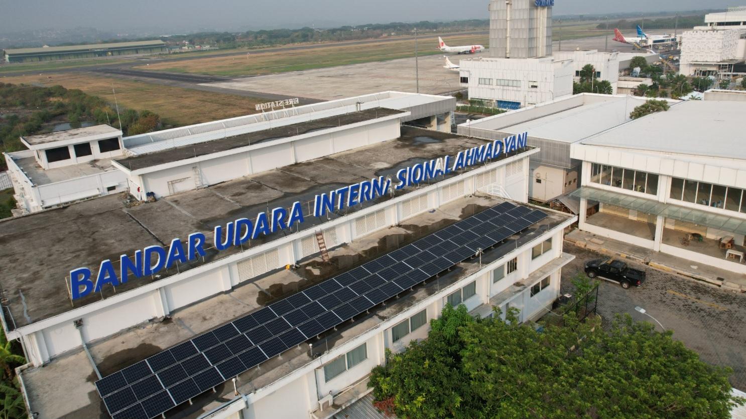 Panel surya PLTSA terpasang di atap Gedung Main Power House Bandara Ahmad Yani Semarang. (istimewa)
