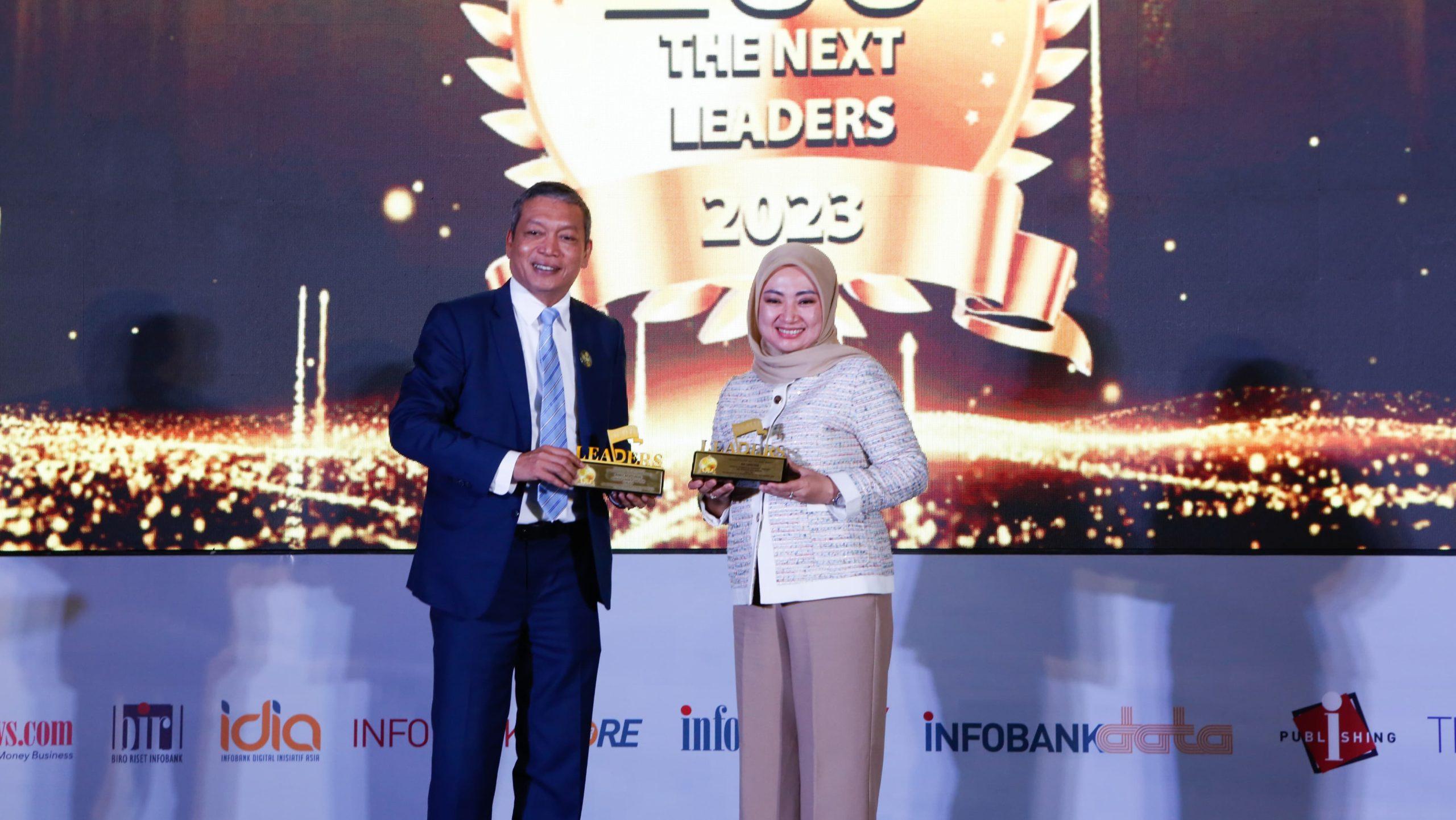 Direktur Komersial dan UMKM bank bjb Nancy Adistyasari mewakili penerimaan penghargaan. (istimewa)