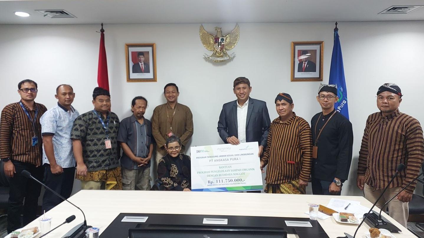 Pihak Bandara Ahmad Yani menyerahkan CSR kepada pegiat pengolahan sampah dengan magot. (istimewa)