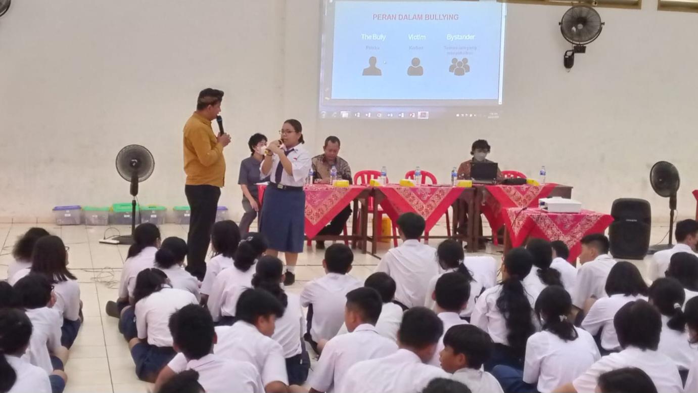 Joko Susanto sedang memaparkan materi di SMP Maria Goretti, Semarang. (istimewa)