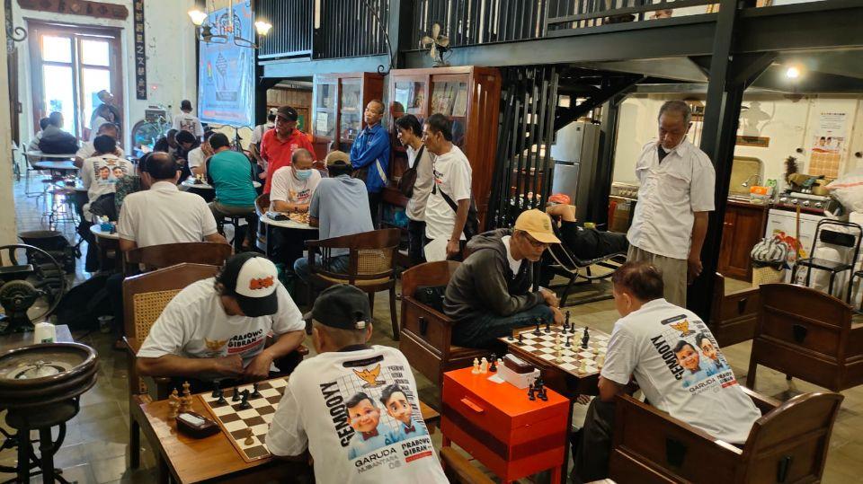 Atlet catur sedang mengikuti turnamen catur yang diselenggarakan GN 08. (istimewa)