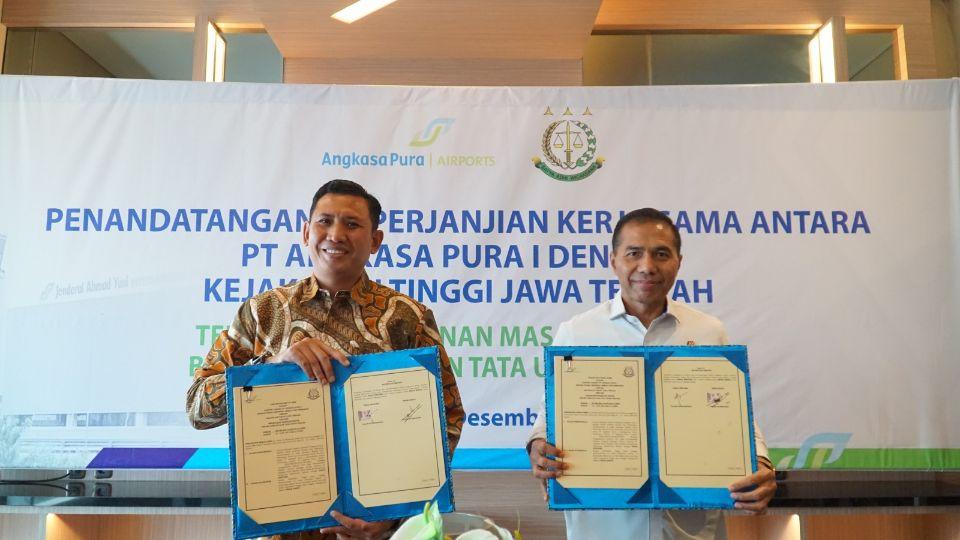 Pihak Bandara Ahmad Yani Semarang dan Kejati Jateng menunjukkan berkas kerja sama. (istimewa)