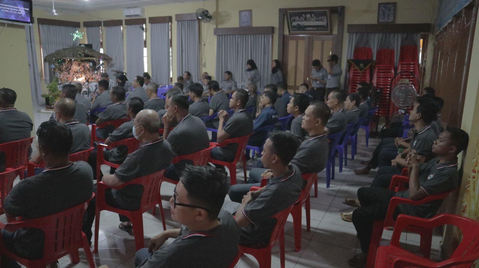 Napi Lapas Semarang mengikuti acara penyerakan SK Remisi sebelum menjalani ibadah Natal. (istimewa)