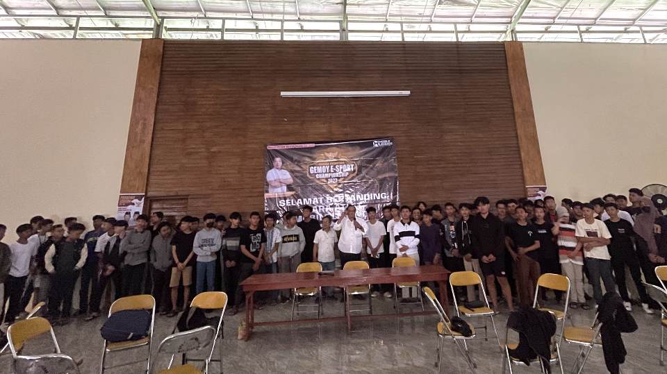 Atlet e-sport dari Karanganyar foto bersama usai mengikuti Gemoy E-Sport Championship 2023 yang digelar relawan Prabowo-Gibran GN 08. (istimewa)