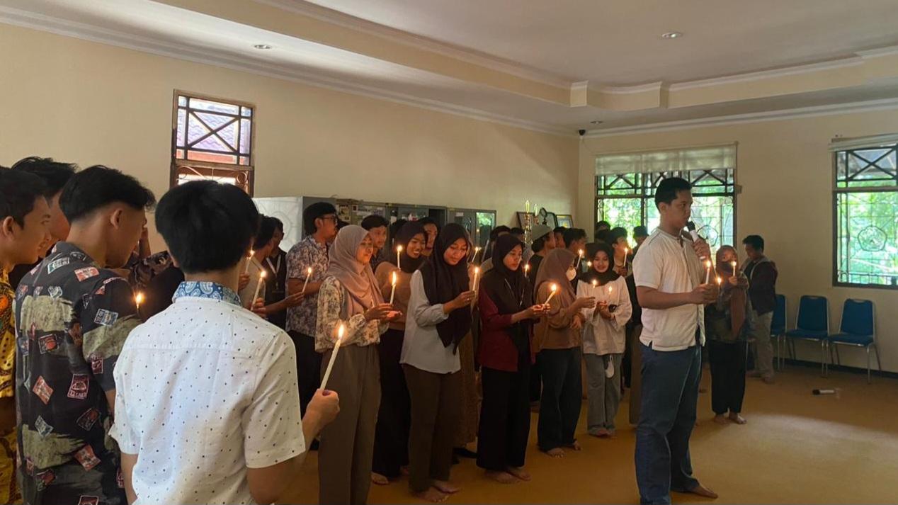 Peserta mimbar bebas BEM KM Unnes melakukan aksi simbolik berupa pemadaman lilin. (istimewa)