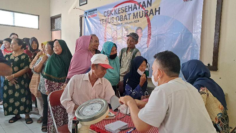 Warga antre untuk mengikuti cek kesehatan dan tebus obat murah yang digelar GN 08. (baihaqi/jatengtoday.com)