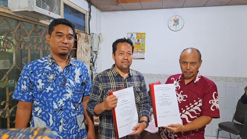 Tim kuasa hukum terdakwa Sujoko Liem dan Yohannes Sugiyanto (pengusaha pengguna mesin gestun) menunjukkan berkas pembelaan. (baihaqi/jatengtoday.com)