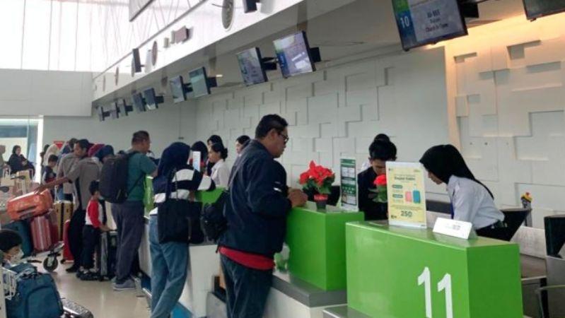 Pengguna jasa angkutan udara antre di Bandara Ahmad Yani Semarang. (istimewa)