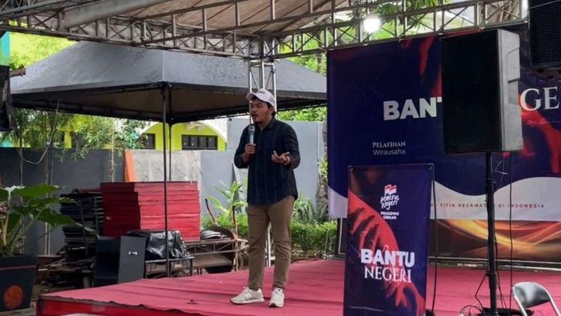 Koordinator Relawan Penerus Negeri Wilayah Jawa Tengah 10 Faris Balya sedang sambutan dalam acara bertajuk Bantu Negeri di Kota Pekalongan. (istimewa)