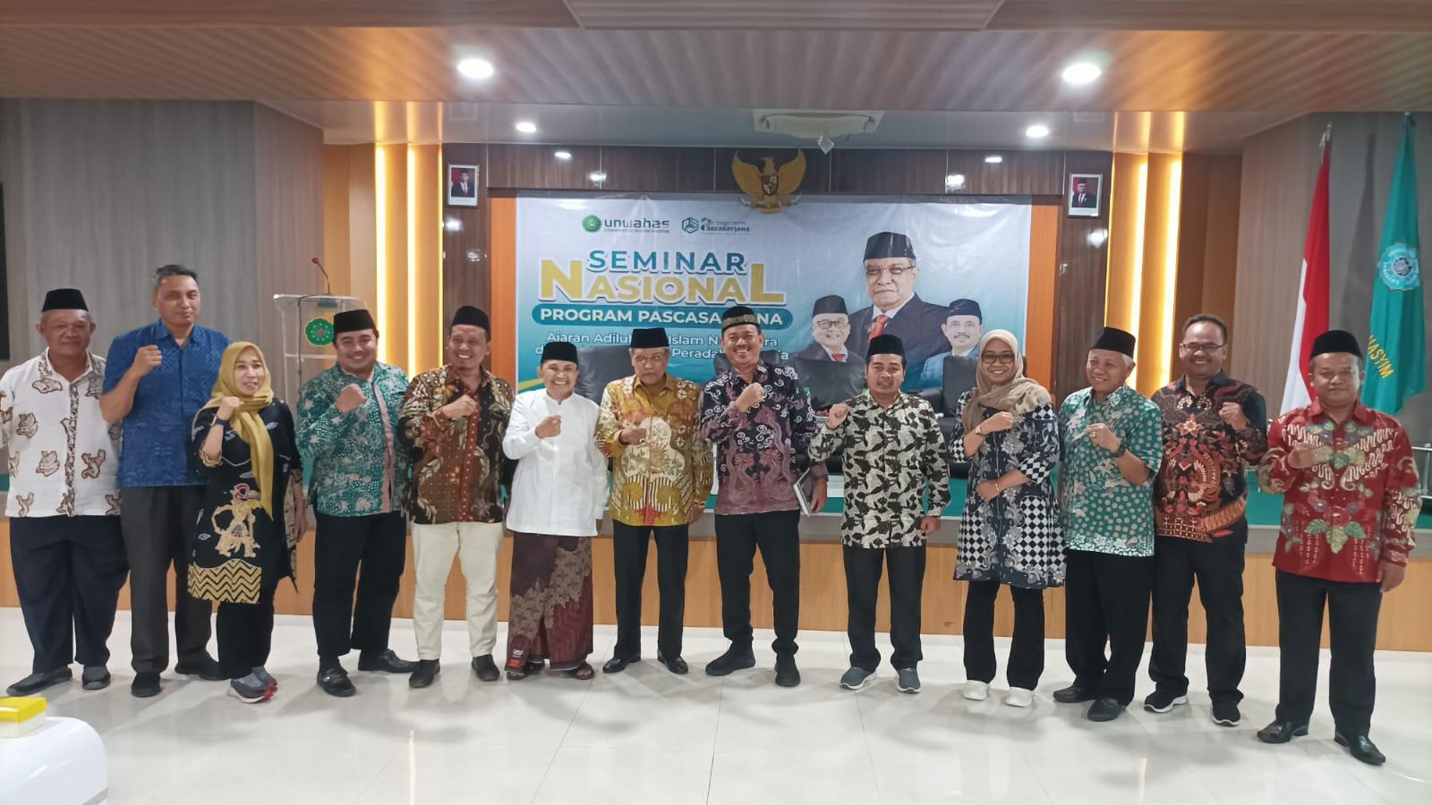 Rektor Unwahas Prof. Dr. KH. Mudzakkir Ali, MA sedang foto bersama pejabat Unwahas dan narasumber semninar nasional. (istimewa)