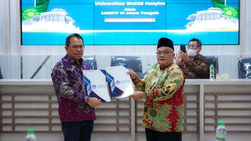 Rektor Unwahas, Prof. Mudzakkir Ali (kanan) menerima keputusan menteri tentang pembukaan prodi baru. (istimewa)