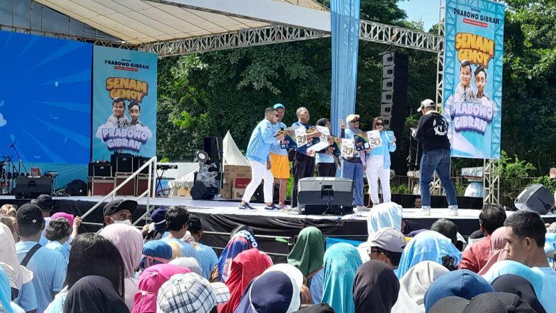 Ribuan warga Kota Semarang memadati lapangan Wonderia mengikuti senam gemoy relawan Prabowo-Gibran. (istimewa)