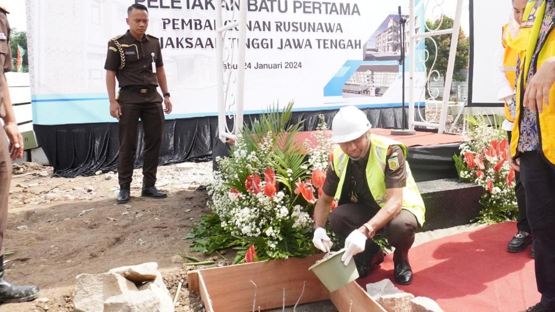 Kepala Kejati Jateng, Dr. I Made Suarnawan, SH., MH meletakkan batu pertama pembangunan rusunawa di Semarang. (istimewa)