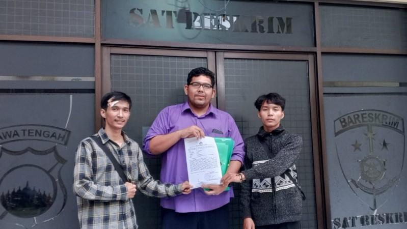 Michael Velando (tengah) bersama dua kliennya tunjukkan laporan polisi akibat penganiayaan dan pengeroyokan. (istimewa)