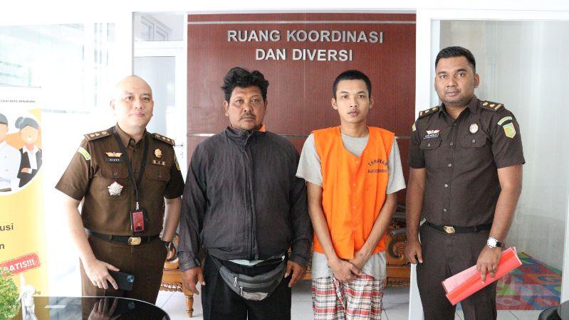 Kuli bangunan pencuri motor, Ridho Rizqi Antoro (baju oranye) dibebaskan dengan restorative justice. (istimewa)