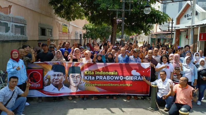 Relawan Projo di Kota Semarang membentangkan spanduk saat berkampanye di Kawasan Kota Lama. (baihaqi/jatengtoday.com)