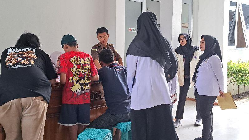 Remaja pembobol kedai es teh di Semarang diserahkan ke kejaksaan. (baihaqi/jatengtoday.com)