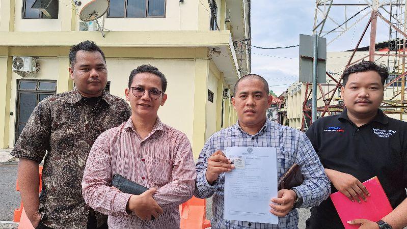 Tim kuasa hukum HR menunjukkan salinan laporan dugaan penganiayaan sales oleh bosnya. (istimewa)