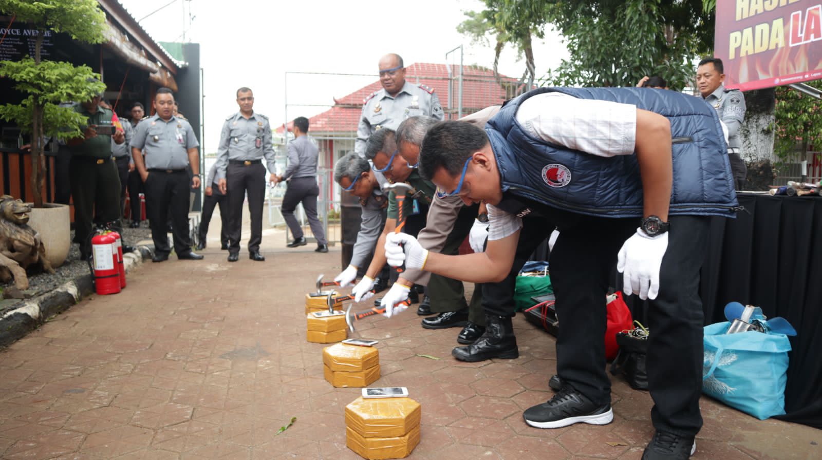 Petugas memusnahkan HP hasil razia di Lapas Semarang. (istimewa)