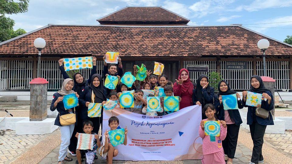 Anak-anak menunjukkan hasil karya tie-dye hasil berlatih di Gedung Sobokarti bareng mahasiswa PPG Prajabatan UPGRIS. (istimewa)