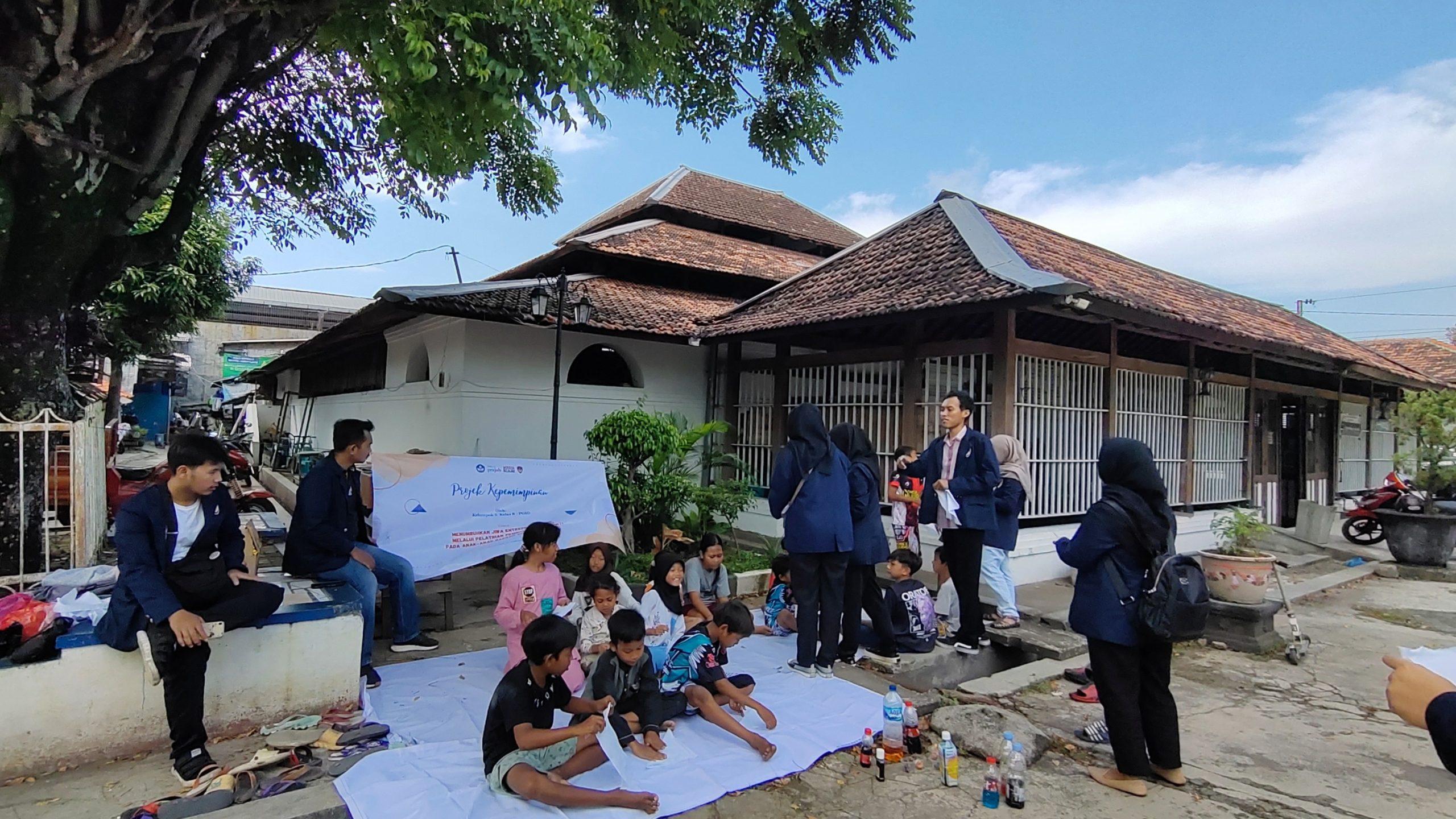 Anak-anak sedang mengikuti pelatihan di Gedung Sobokarti bersama mahasiswa PPG Prajabatan UPGRIS. (istimewa)