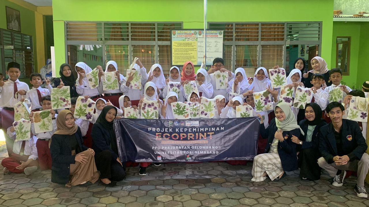 Siswa SD bersama mahasiswa PPG Prajabatan UPGRIS menunjukkan totebag ecoprint yang mereka buat. (istimewa)