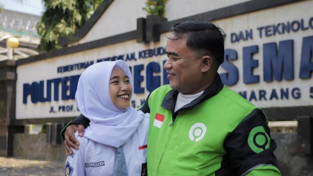 Fadhilah Setianingrum penerima beasiswa Gojek tahun 2020 bersama Ayahnya Istianto mitra Gojek Semarang. (istimewa)