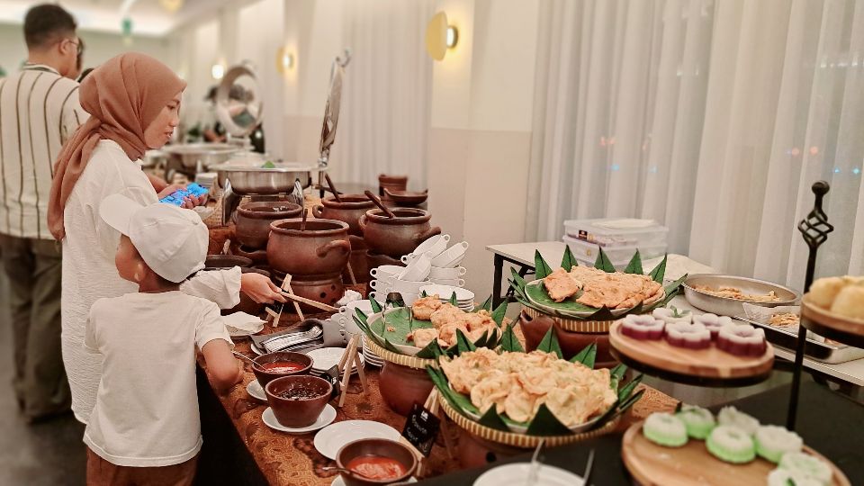 Tamu Kotta Hotel Semarang menikmati sajian kuliner yang nantinya dijajakan pada Kuliner Ramadhan (KURMA). (baihaqi/jatengtoday.com)