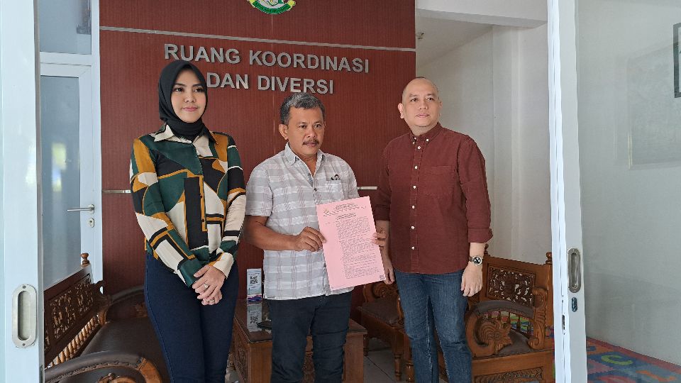 Sutarji (tengah) menunjukkan berita acara penyelesaian penuntutan secara RJ kasus penganiayaan di Sunan Kuning. RJ difasilitasi Kejari Kota Semarang. (baihaqi/jatengtoday.com)