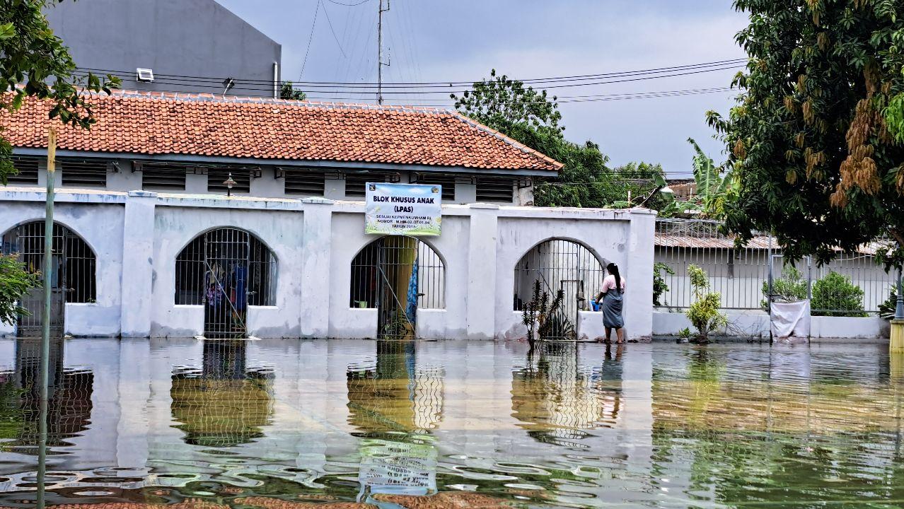 Warga binaan Lapas Perempuan Semarang yang menghuni bangunan cagar budaya sedang beraktivitas di tengah banjir. (baihaqi/jatengtoday.com)