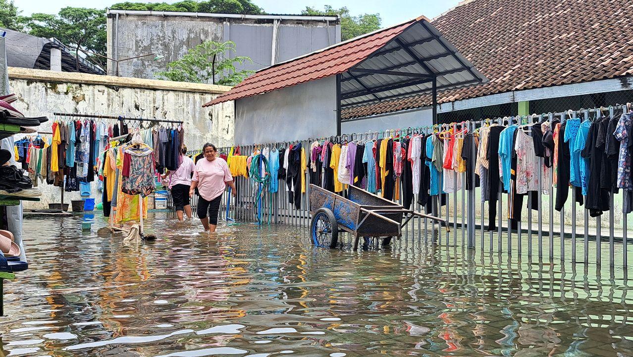 Warga binaan Lapas Perempuan Semarang menjemur pakaian usai banjir. (baihaqi/jatengtoday.com)
