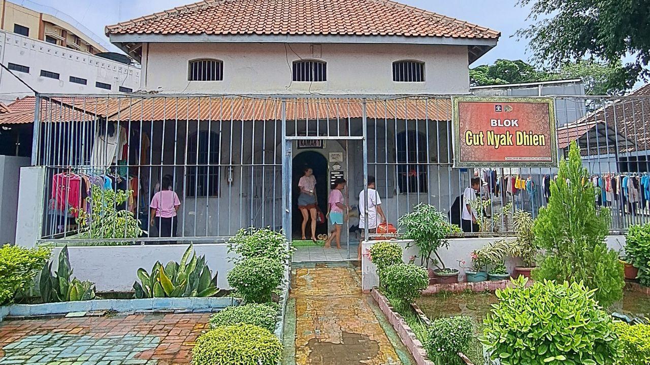 Warga binaan Lapas Perempuan Semarang bersih-bersih usai banjir. (baihaqi/jatengtoday.com)