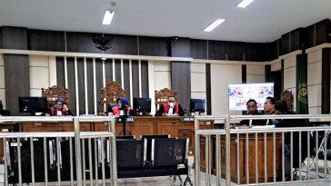 Tim penasihat hukum terdakwa Sunardi (sisi kanan) sedang membacakan eksepsi kasus korupsi BKK Ungaran Cabang Tuntang. (baihaqi/jatengtoday.com)